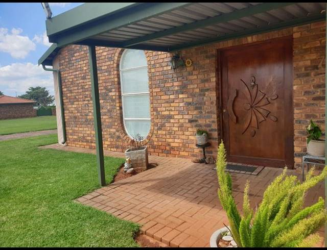 2 BEDROOM TOWNHOUSE FOR SALE IN KOSTER